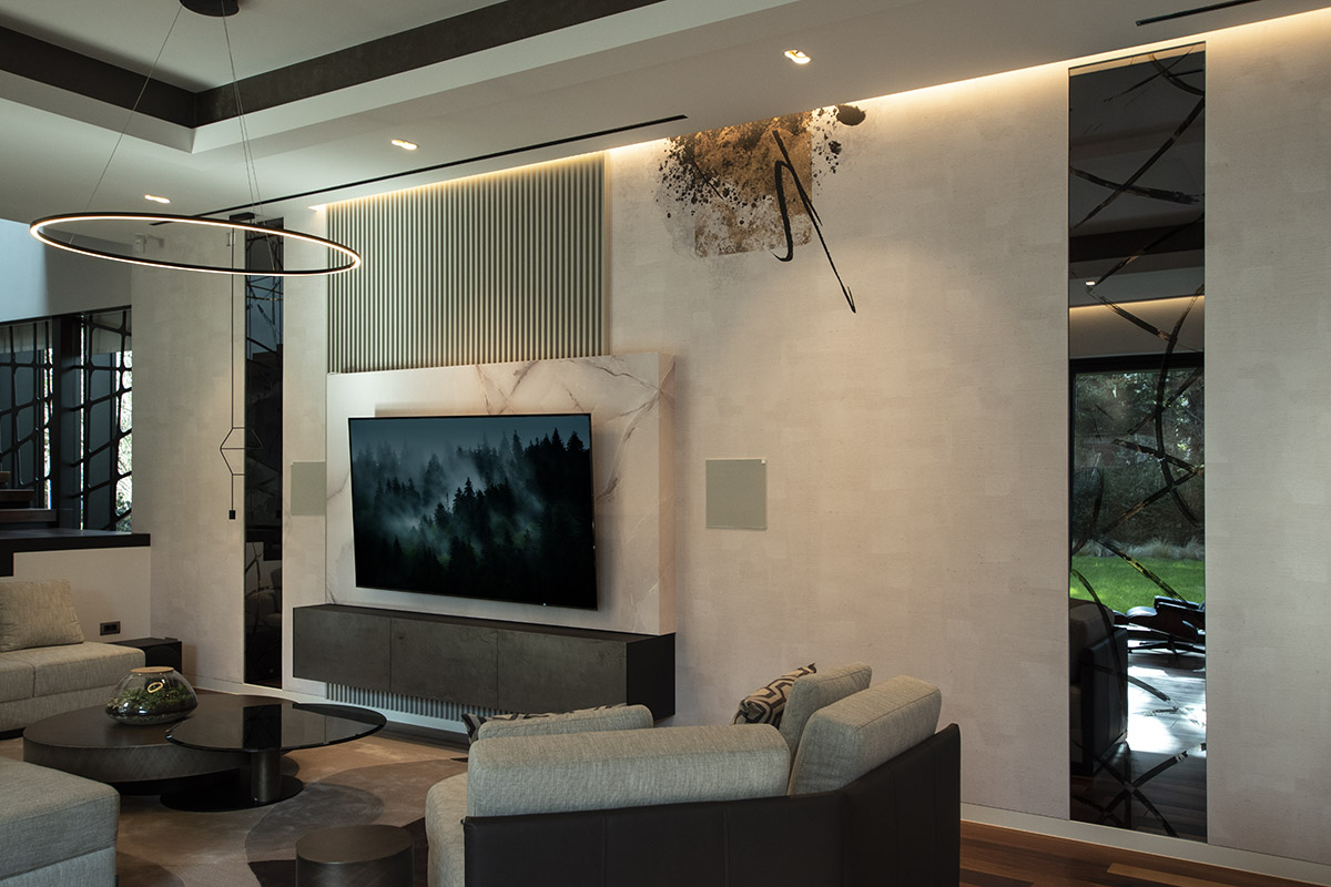 Interijer moderno uređene dnevne sobe s ogledalima, sofom, zidnim svjetiljkama i tv-om