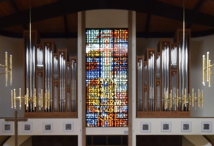 Kor crkve sa središnjim vitrajem i orguljama s obje strane vitraja