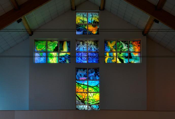Prozori crkve od oslikanog stakla intenzivnih boja, postavljeni u obliku križa