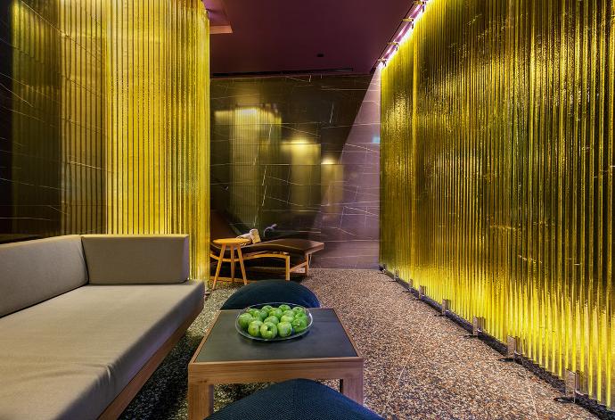 Staklene pregrade u luksuznom interijeru wellness centra