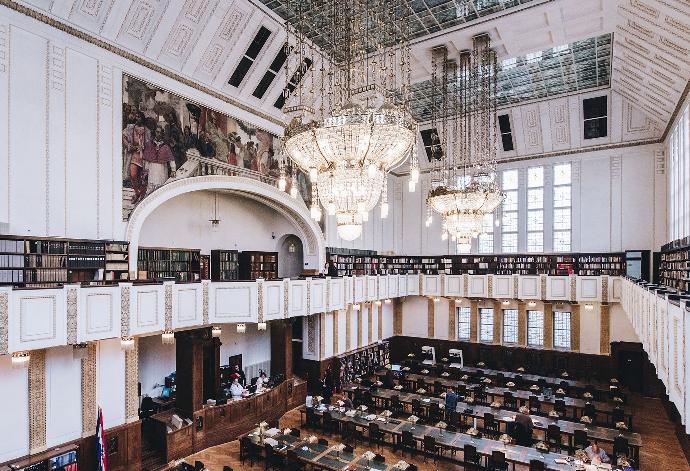 Centralni prostor secesijske knjižnice ukrašen štukaturama, velikom slikom na zidu, s umjetničkim staklom na stropu i raskošnim kristalnim lusterima