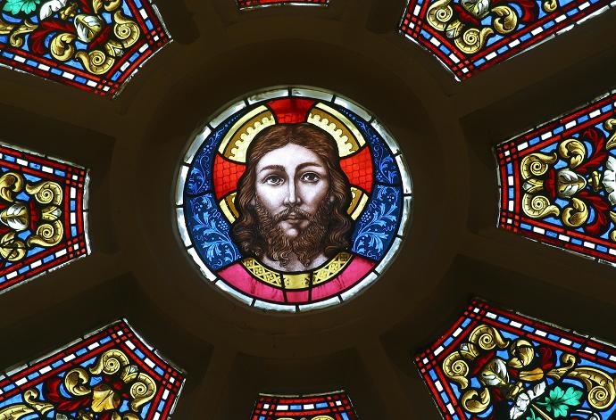 Dio vitraja s rozete, portret muškaraca s bradom i aureolom i djelomično vidljivi ornamenti sa svih strana