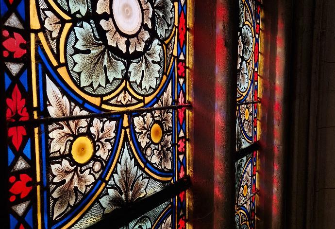 Svjetlost prolazi kroz staklo vitraja s bogatim floralnim ornamentima