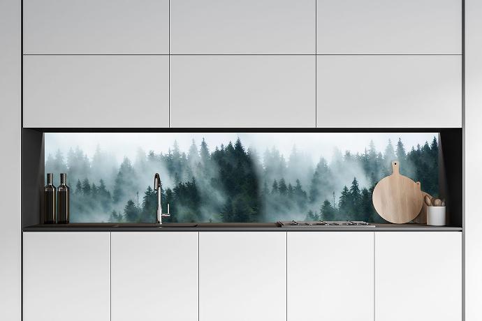 Gornji i donji kuhinjski elementi modernog dizajna s motivom šume i magle na zidnoj oblozi
