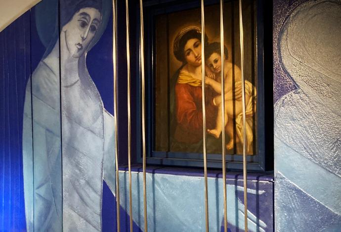 Zid kapele obložem oslikanim staklom i slika s motivom Marije i djeteta Isusa