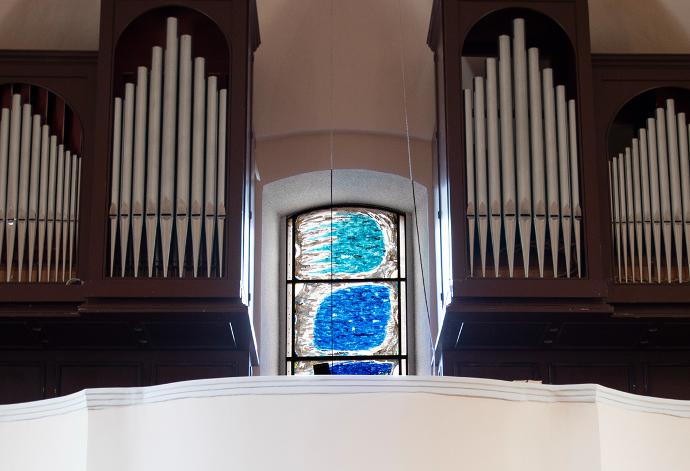 Kor crkve s orguljama i oslikanim prozorom