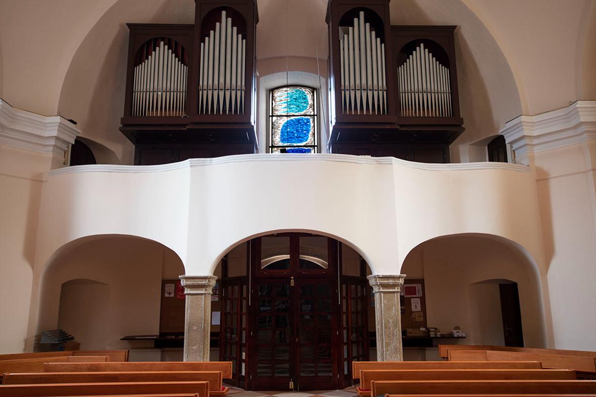 Kor crkve s orguljama i oslikanim prozorom