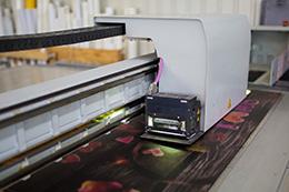 UV pisač izrađuje digitalni otisak na staklu