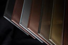 Niz uzoraka stakla laminiranog metalnim mrežicama različite boje