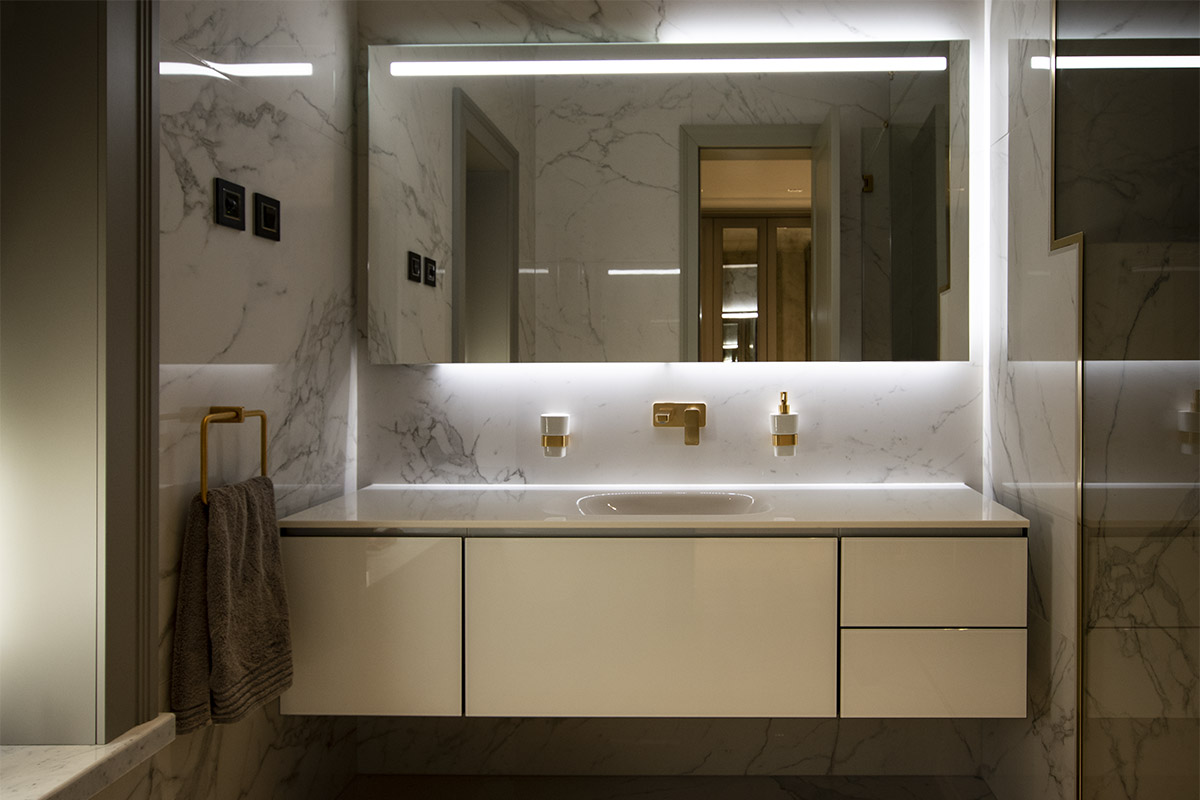 Ekskluzivni interijer kupaonice s umivaonikom i ogledalom